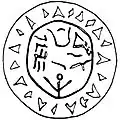 Umzeichnungen der Vorder- und Rückseite des 1995 gefundenen bikonvexen Bronzesiegels aus der 2. Hälfte des 12. Jahrhunderts v. Chr. mit den Logogrammen SCHREIBER, GUT und FRAU sowie zwei Eigennamen[47]