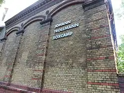 Außenseite des Johann-Trollmann-Boxcamp in Berlin-Kreuzberg