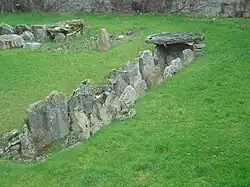 Im Freigelände: Galeriegrab Trou aux Anglais