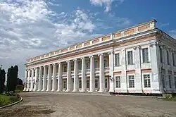 Restaurierter Mitteltrakt der Residenz, Tultschyn, 2013.