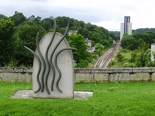 Denkmal für die Opfer des Unfalls über dem Südwestportal des Tunnels