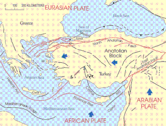 Die tektonische Karte des östlichen Mittelmeeres. Die nordanatolische Verwerfung, die ostanatolische Verwerfung sowie die Gräben von Hellenic und Florence. Die Bewegung des anatolischen Blocks nach Westen ergibt sich aus (1) Unterschieden in der Bewegungsgeschwindigkeit zwischen der arabischen und der afrikanischen Platte, (2) unterschiedlichen Bewegungsrichtungen zwischen dem anatolischen Block und der eurasischen Platte im Norden und (3) der Subduktion der afrikanischen Platte unter dem anatolischen Block an den Gräben von Hellenic und Florence. Die arabische Platte bewegt sich schneller nach Norden als die afrikanische Platte, beide relativ zu einer stabilen eurasischen Platte.