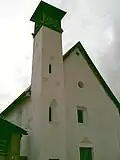 Der der Front vorgelagerte Turm