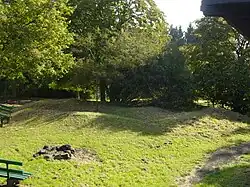 WP 4/49 von West, Eigentliche Turmstelle, Hügel mit Steinturmfundament, nordöstlich des rekonstruierten Turms