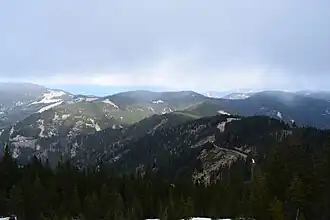 Blick vom Scherzberg nach Norden auf die Turneralm im engeren Sinne (flache Kuppen in der Bildmitte), links ansteigend der Steinplan, ganz rechts im Nebel der Terenbachkogel