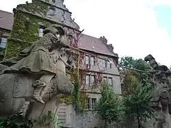 Mannsgroße Turnierreiterstatuen an der Brücke vor dem Eingang