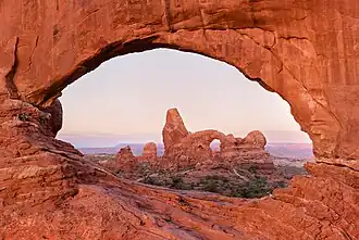 North Window (vorne) und Turret Arch (hinten) in der Morgendämmerung