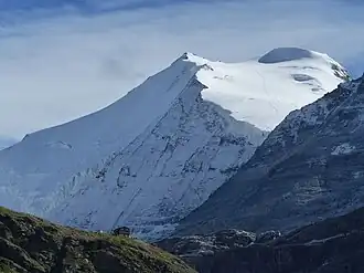 Bishorn (rechts) mit Turtmannhütte, Mitte: Pointe Burnaby