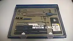 Tusche-Zeichenset STAEDTLER marsmatic700 aus dem Jahre 1990 mit Tuschezeichnern in den Strichstärken 0,70 mm, 0,50 mm und 0,35 mm sowie einem Zirkel und Zubehör.