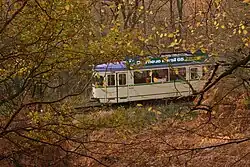 Die Strecke führt fast ausschließlich durch bewaldetes Gelände (Tw 275).