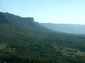 Das obere Tweed Valley mit Blick nach Norden, mit der Caldera und The Pinnacle