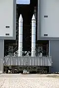 Zwei Feststoffbooster für das Space Shuttle auf einem Crawler-Transporter