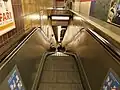 Fahrtreppe vom Verteilergeschoss zur Bahnsteigebene