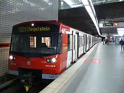 Fahrzeug der Baureihe DT3 der U-Bahn Nürnberg mit ausgefahrenen Schiebetritten