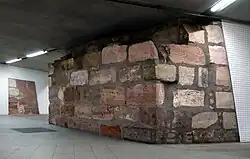 Rathenauplatz, Nürnberg: Fragmente der spätmittelalterlichen Stadtmauer als Teil des Personentunnels