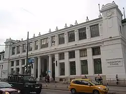 Das Stationsgebäude von der Straßenebene aus