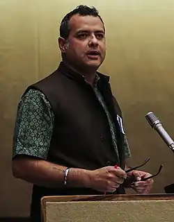 Vijay Prashad hält eine Rede.