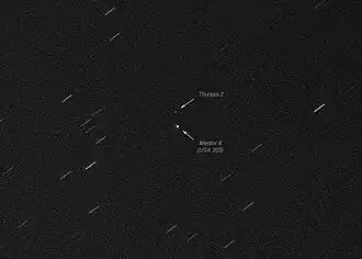 Mentor 4 mit seinem Nachbarn, dem zivilen Telekommunikations­satelliten Thuraya 2