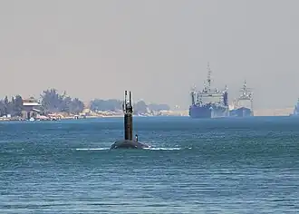 Die Boise führt den Versorger Seattle und den Kreuzer Hué City durch den Sueskanal