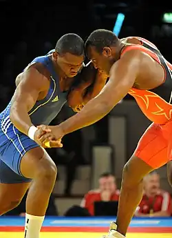 López (blaues Trikot) bei den Weltmeisterschaften 2009 gegen Dremiel Byers