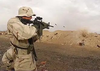 US-Soldat auf einem improvisierten Schießstand