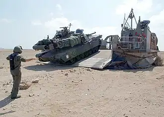 Entladung eines M1A1 von einem LCAC