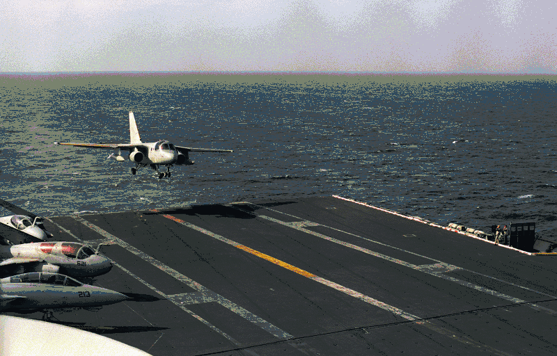 Landung eines Flugzeuges in Netzfanganlage – und Fangseil – eines US-Flugzeugträgers