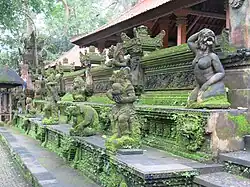 Steinfiguren vor dem Tempel