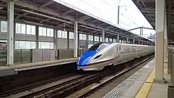 Shinkansen-Bahnsteig mit Triebzug der Baureihe E7