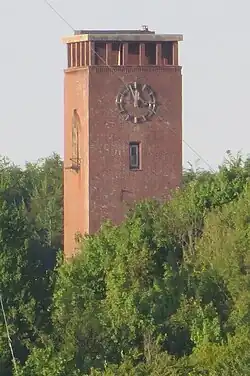 Uhrenturm des Flottenkommandos in dem mit Solitüde verwachsenen Meierwik