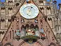 Uhr über dem Hauptportal