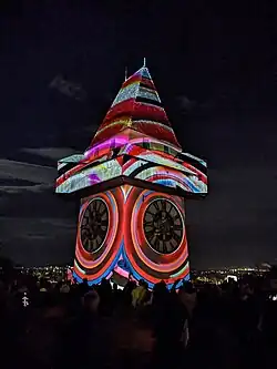 Uhrturm am Grazer Schloßberg mit der mit Lichtinstallation beim Klanglicht Festival 2023