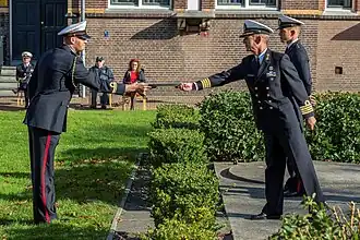Über­reichung des Abschluss-Diploms