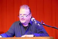 Porträt eines blonden Mannes mit Brille und Bart