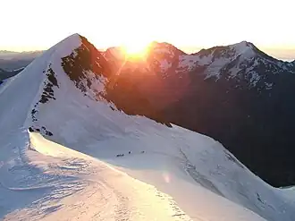 Ulrichshorn von Südwesten bei Sonnenaufgang, vom Nordostgrat des Nadelhorns