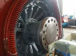 Läufer und die Ständerwicklung der Maschine E1 während Reparaturarbeiten. Normalerweise ist die Welle mit dem Generator verbunden. Die Leistung beträgt etwa 25 MW.