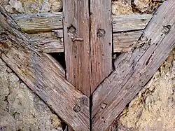 Sechs Holzverbindungen mit Holznägeln, vier Blattverbindungen und zwei Zapfenverbindungen