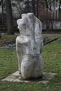 1979 von Undine Werdin erstellte Skulptur (Daphne) am südlichen Ende des Bayernparks zur Clemensstraße