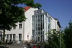 Das Gebäude der Geographie und des Instituts für Migrationsforschung (IMIS) liegt in der Nähe des Schlosses.