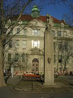 Denkmal für Carl Auer von Welsbach bei Nr. 38