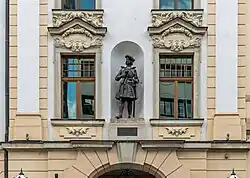 Bronzestatue von Kaiser Maximilian I. am Städtischen Kaufhaus (2019)