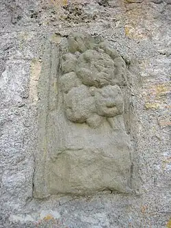 Verwittertes Relief am Wirtschaftsgebäude Untere Dorfstraße 16, wohl 18. Jahrhundert