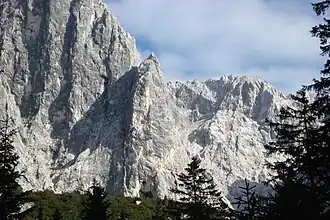 Der markante Turm in der Bildmitte ist der Untere Berggeistturm