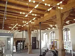 Holzsäulen mit Zierkopfbändern und Sattelhölzern im unteren großen Saal des Rathauses Höxter, 17. Jahrhundert