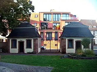Wachhäuschen am Schlosspark, rechts dahinter der Leininger Oberhof