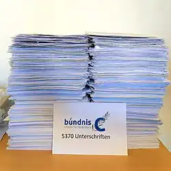 Stapel mit Unterstützungsunterschriften