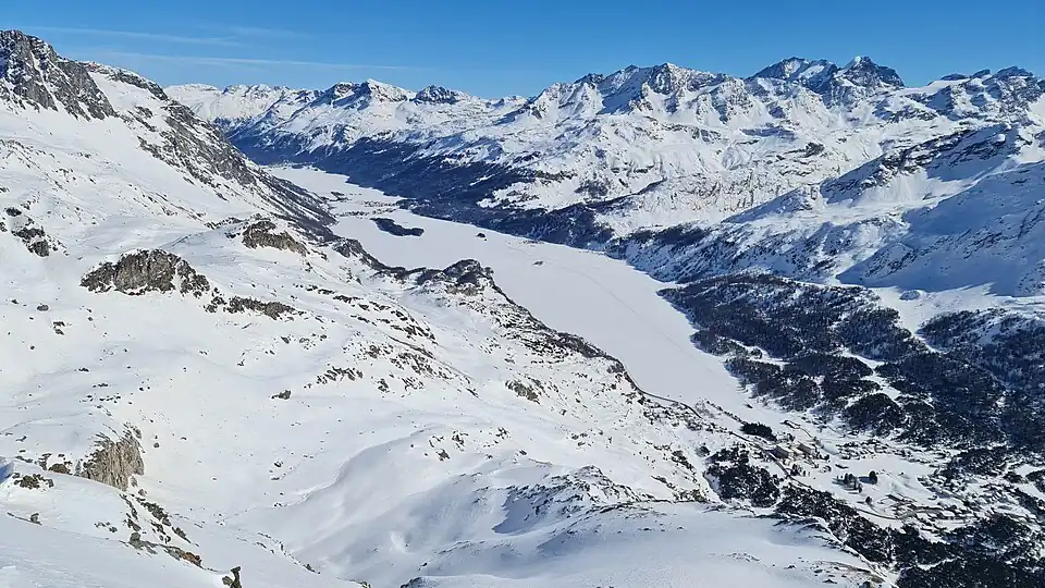 Der Blick ins Oberengadin und den Silsersee (vorne) und Silvaplanersee.