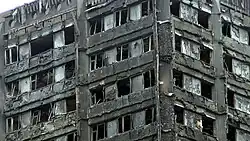 Grenfell Tower, oberste Stockwerke (16. Juni 2017)