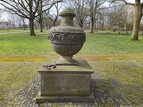 Urne am Feld der anonymen Bestattungen