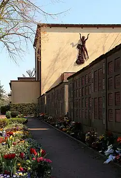 Eine Urnenmauer am Krematorium in Meißen